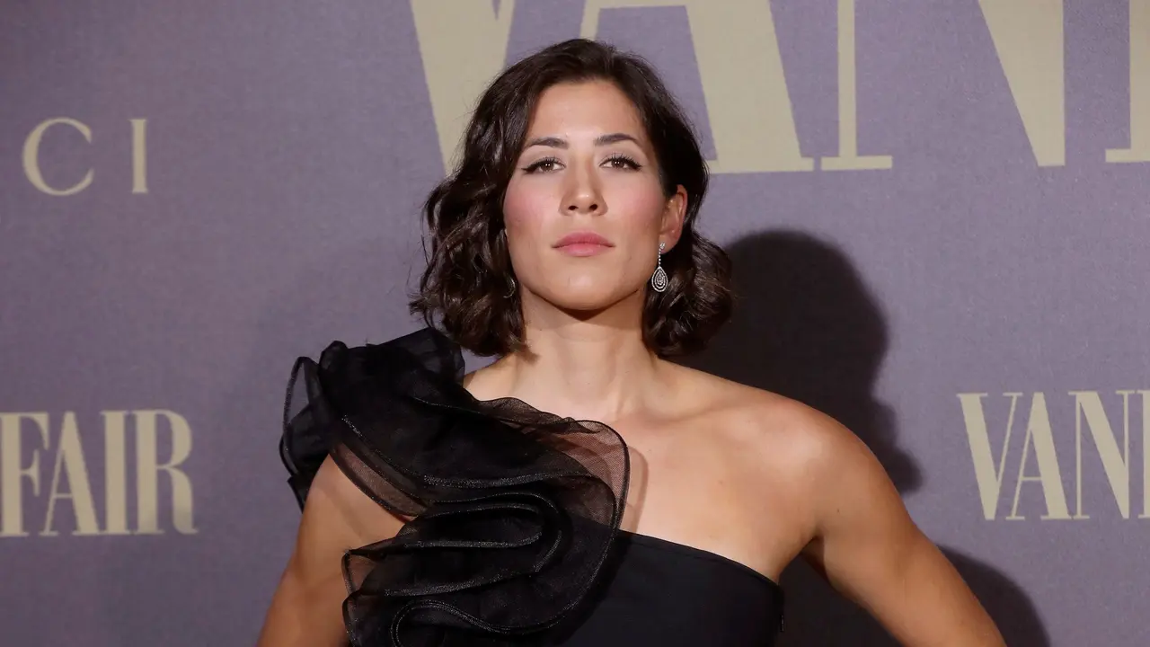 La tenista Garbiñe Muguruza posa a su llegada a la cena de gala de entrega del premio Personaje del Año que le ha otorgado la revista Vanity Fair. KIKO HUESCA (EFE)