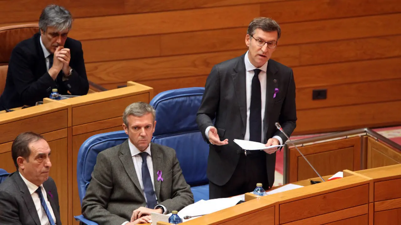 Pedro Puy, Valeriano Martínez, Alfonso Rueda y Alberto Núñez Feijóo, en el pleno del Parlamento este miércoles. PEPE FERRÍN