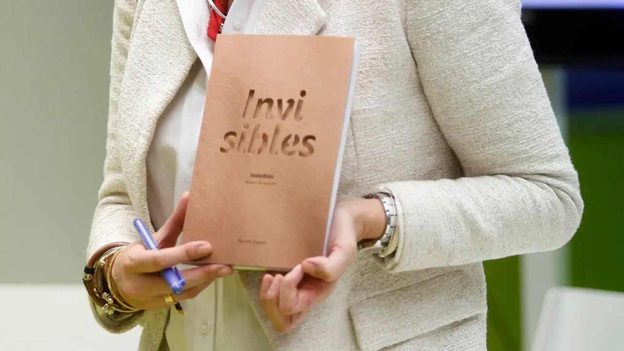 Detalle del libro 'Invisibles', de Montse Fajardo. JAVIER CERVERA-MERCADILLO