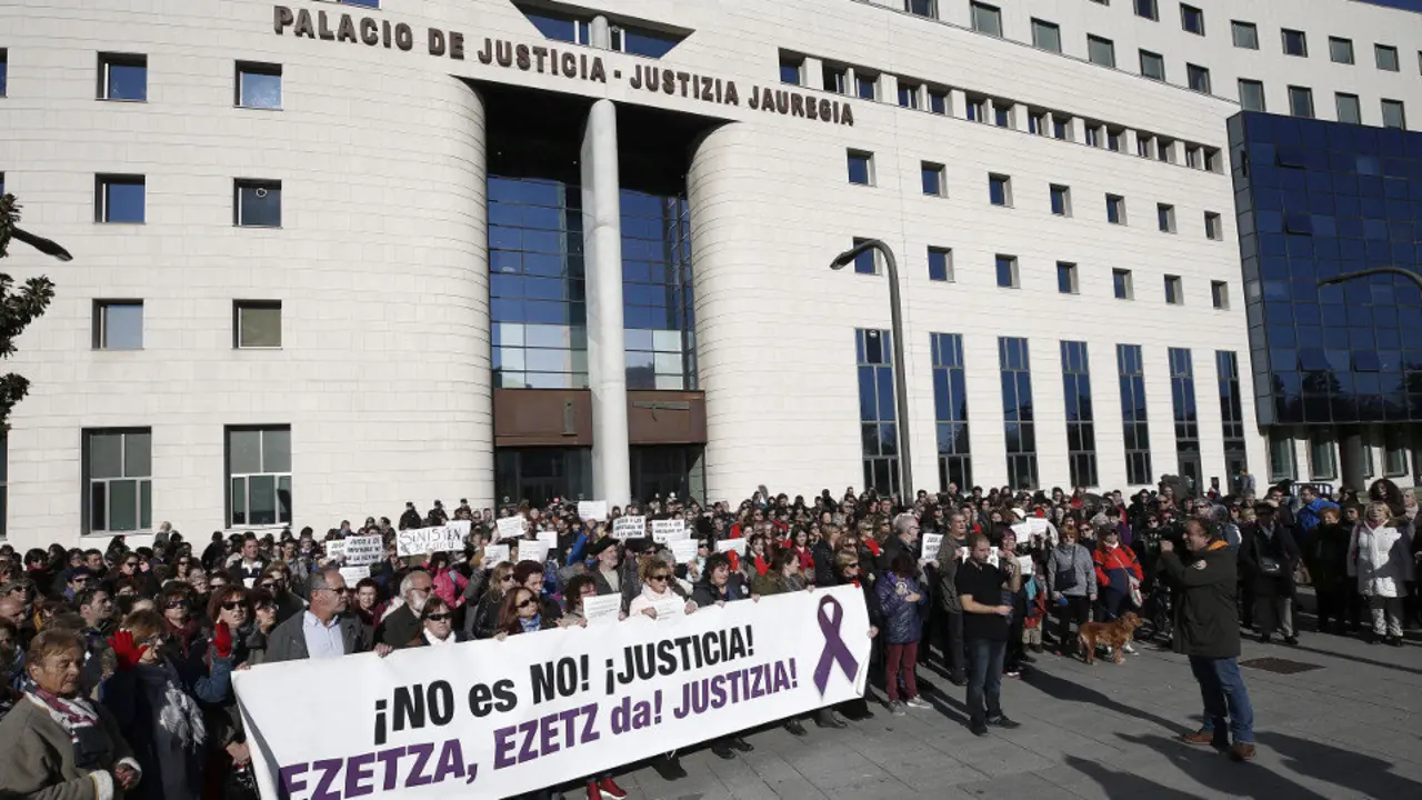 Concentración ante el Palacio de Justicia de Navarra. JESÚS DIGES