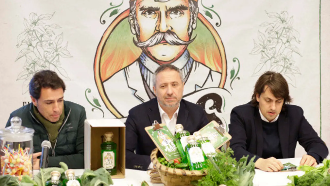 Méndez, Cannas y Albela, en la presentación del destilado. EP