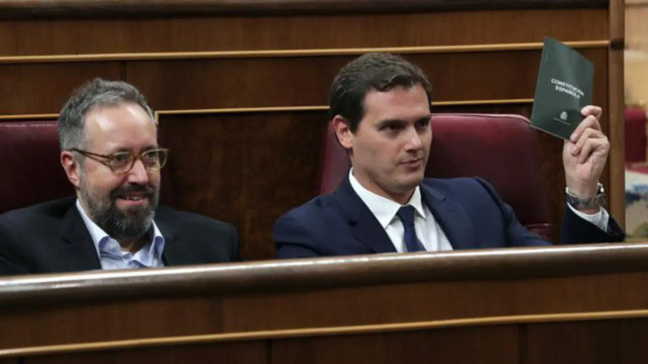 Rivera esgrime una Constitución durante el debate sobre el cupo vasco. ZIPI (EFE)