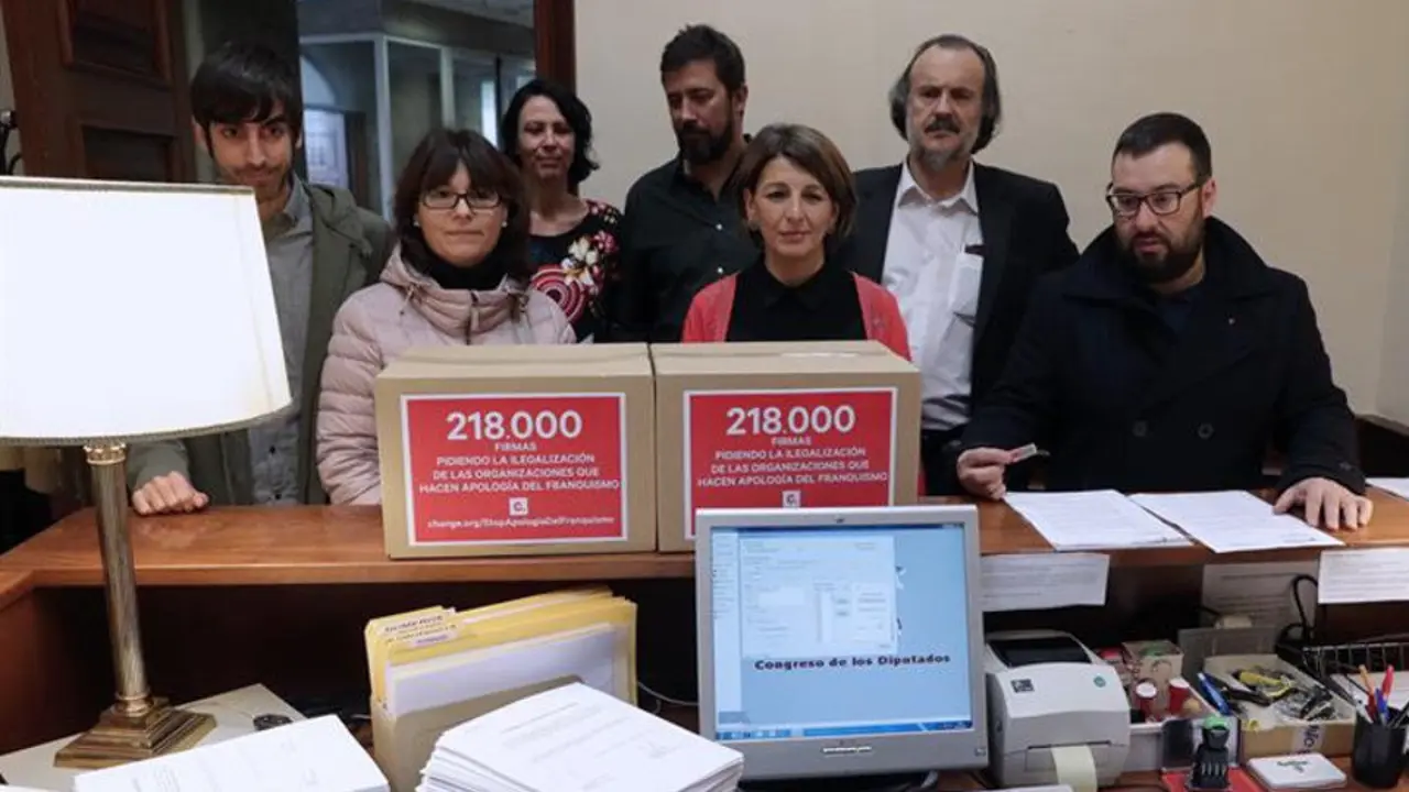 La Asociación para la Recuperación de la Memoria Histórica entrega las firmas en el Congreso. ZIPI (EFE)