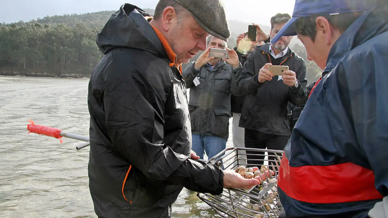 Alberto Chicote, de marisqueo en Noia. LUIS POLO