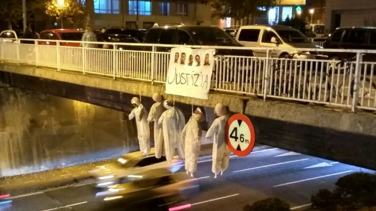 Muñecos que aparecieron en el puente. TWITTER
