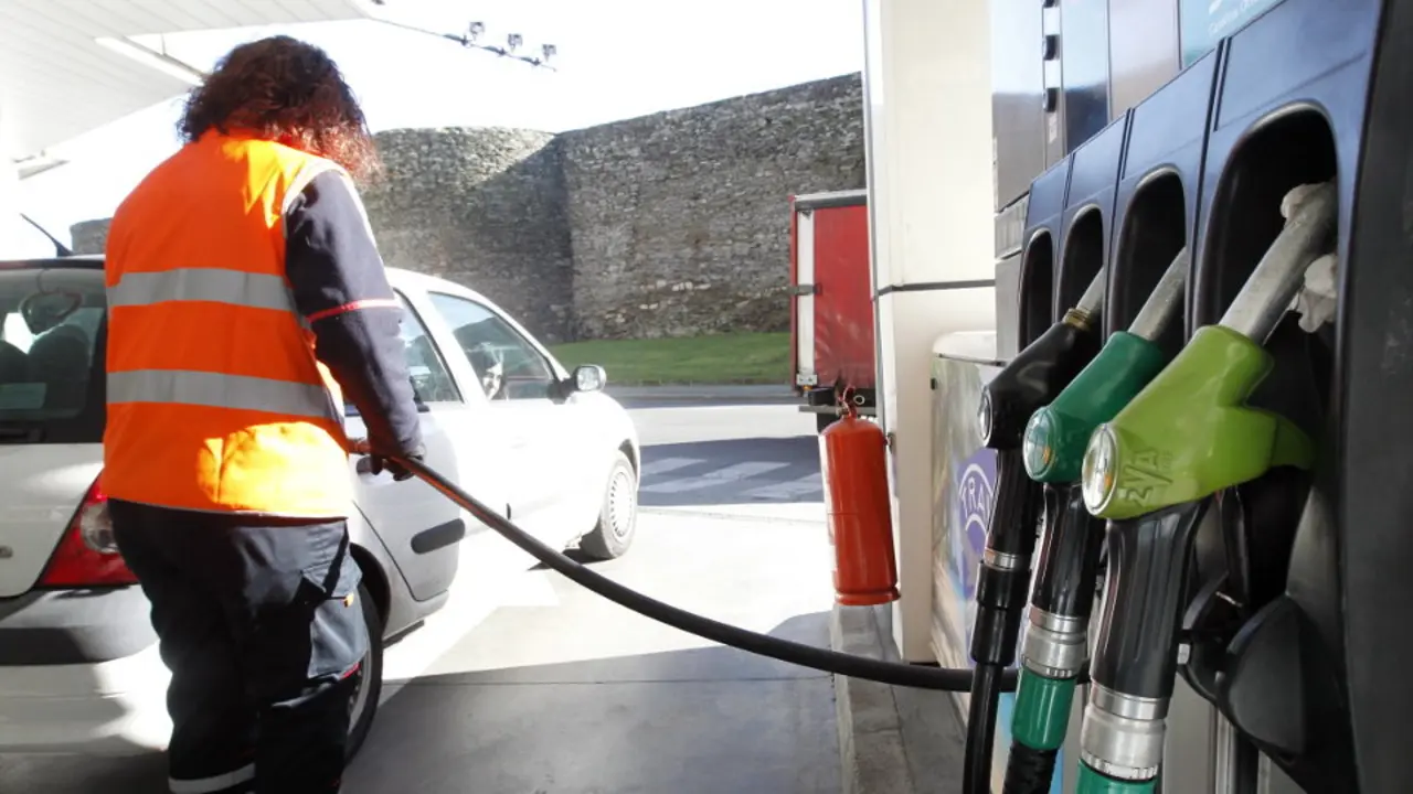 Un coche reposta en una gasolinera. SEBAS SENANDE