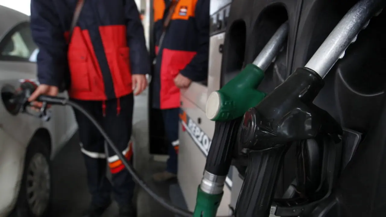 Un coche repostando. J.Mª ÁLVEZ