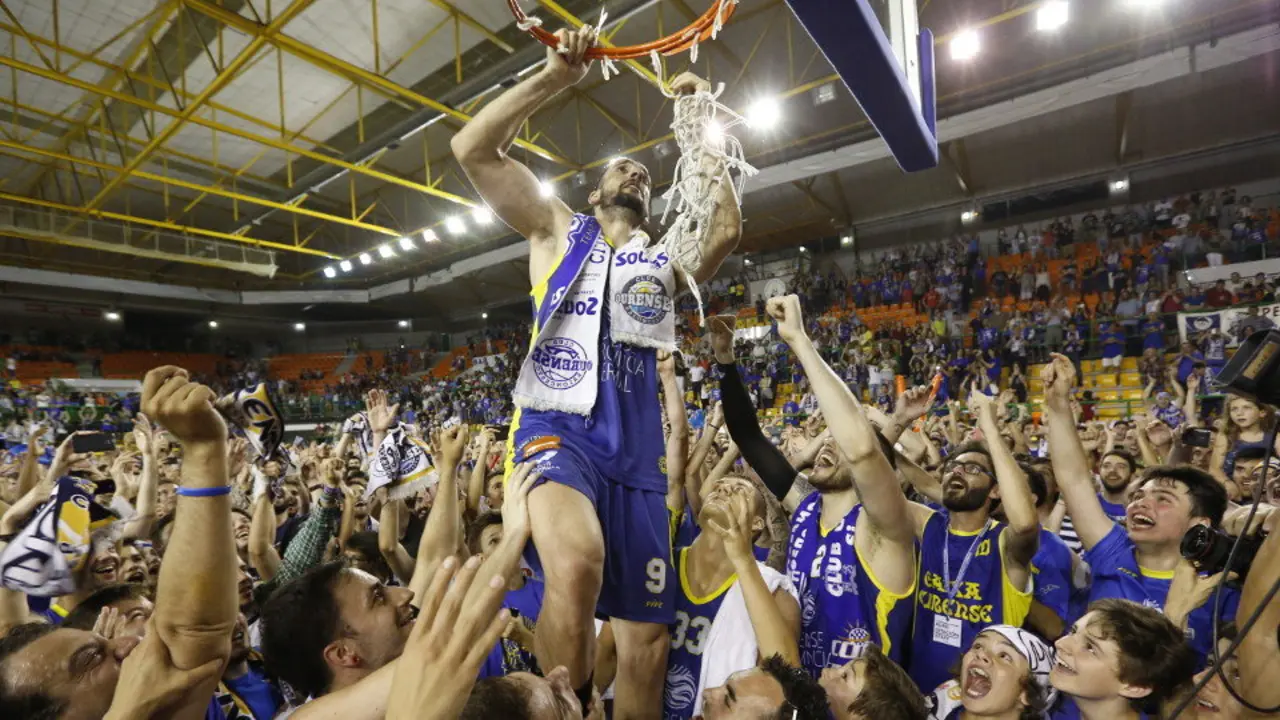 Los jugadores del COB celebran el ascenso en 2015. LR