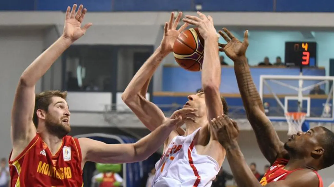 Un momento del duelo entre España y Montenegro. BORIS PEJOVIC (EFE)