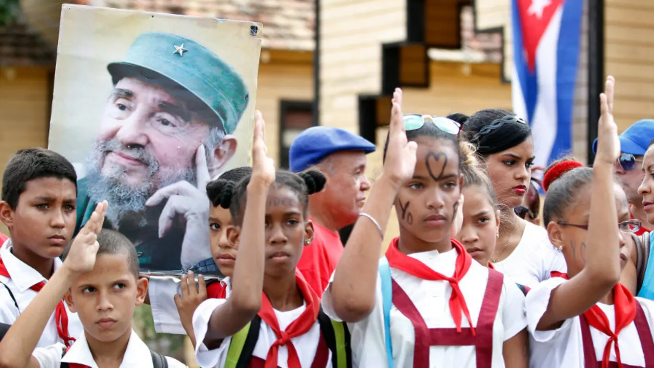 Un grupo de niños saluda la caravana con las cenizas de Fidel Castro. ERNESTO MASTRASCUSA
