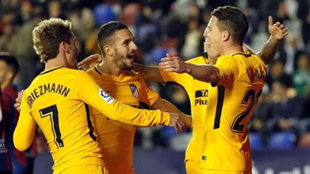 Griezmann, Koke y Gameiro celebran uno de los goles.MANUEL BRUQUE (Efe)