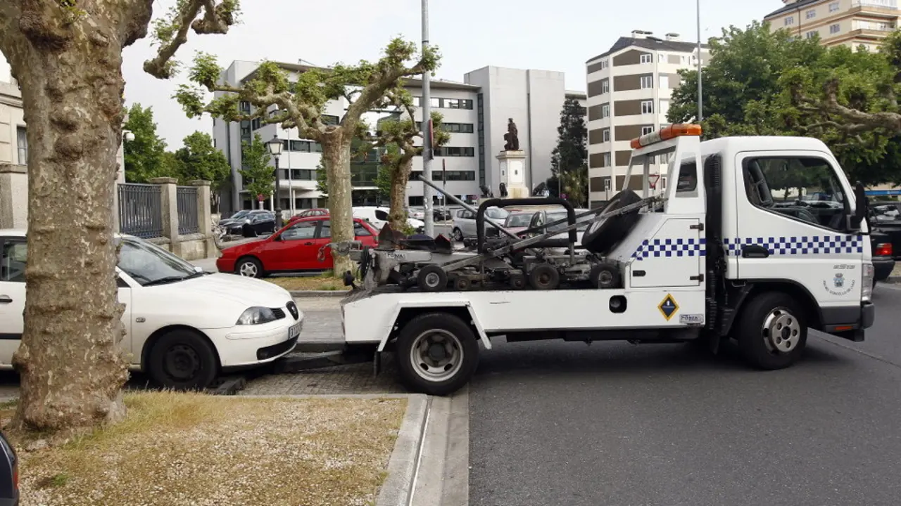 La grúa retirando un coche. AEP