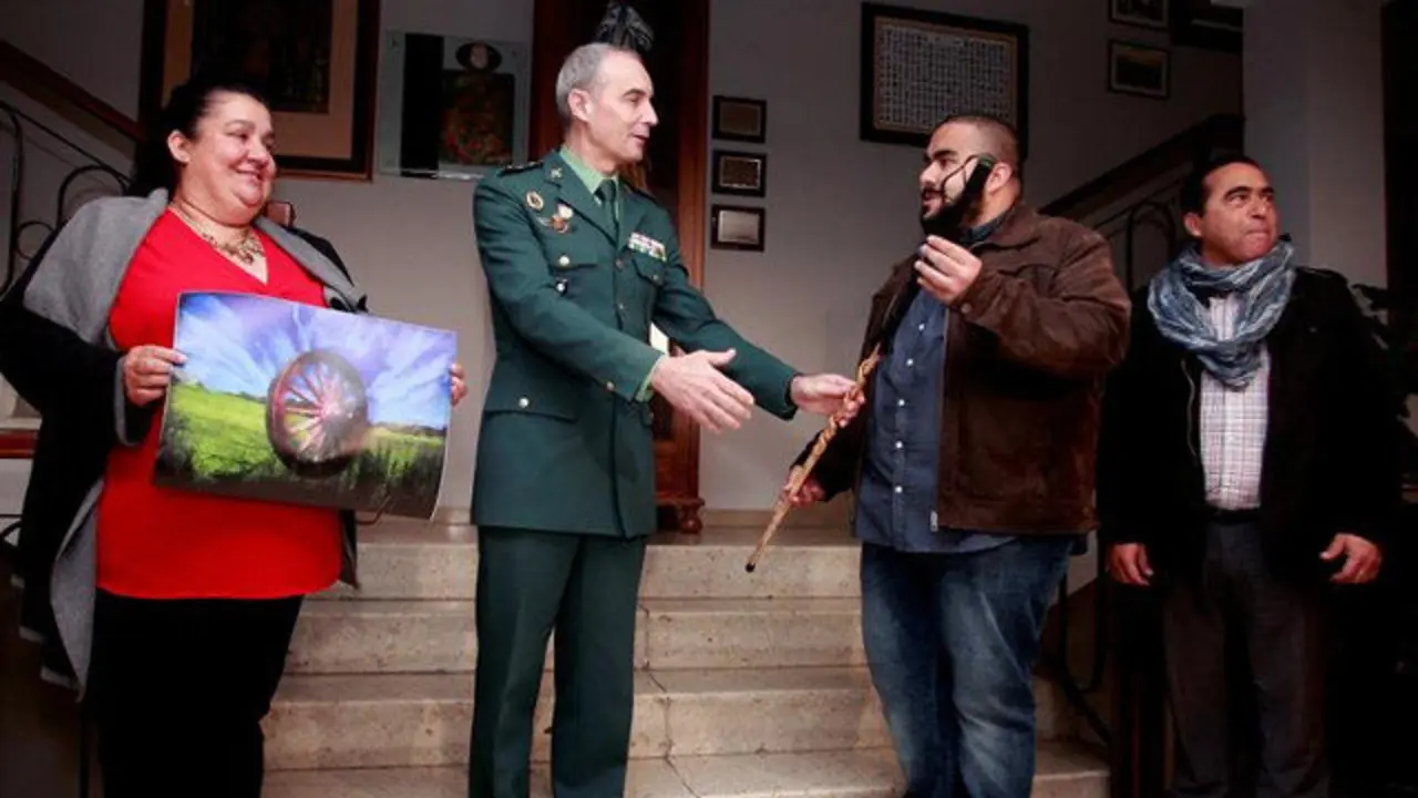 Ángel Alonso Miranda (2i) recibe el bastón del presidente de la Asociación Promesa Gitana Cultural y Ambulante, Jeremías Barrul (2d). CABALAR