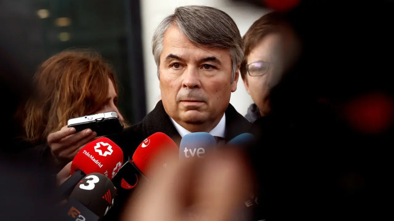 Agustín Martínez Becerra, abogado de tres de los cinco sevillanos procesados por la presunta violación. VILLAR LÓPEZ (EFE)