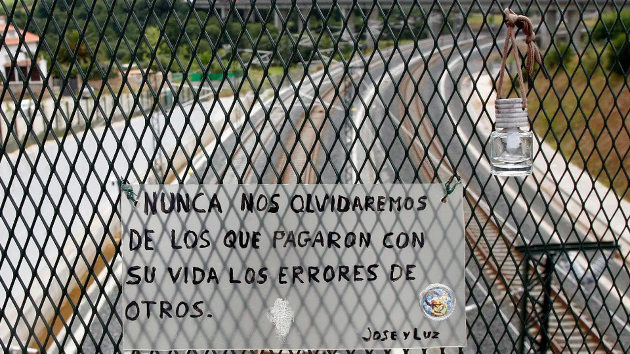 Un cartel ante las vías en Angrois. PEPE FERRÍN