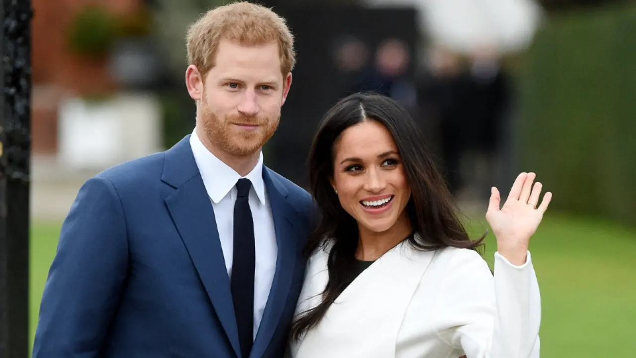 El príncipe Enríque posa junto a su prometida, la actriz estadounidense Meghan Markle. FACUNDO ARRIZABALAGA (EFE)