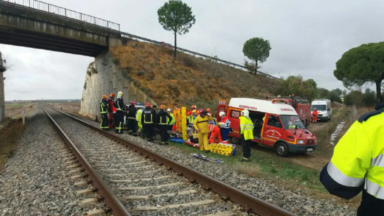 Los servicios de emergencias en la zona del descarrilamiento de Arahal (Emergencias Andalucía)