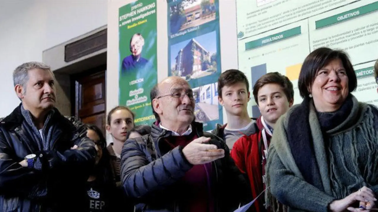 El director del IES Rosalía de Castro, Ubaldo Rueda, presenta los proyectos que participan en el primer premio &#39;Stephen Hawking&#39;. LAVANDEIRA JR