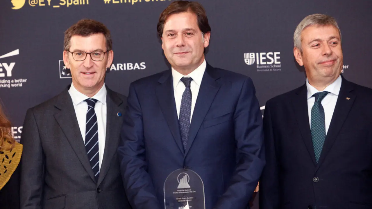El presidente de la Xunta, Alberto Núñez Feijoo (i), ante el presidente de EY España, José Luis Perelli (d), tras entregar al consejero delegado de Hijos de Rivera, Ignacio Rivera (c), el premio Emprendedor del Año 2017. CABALAR (EFE)