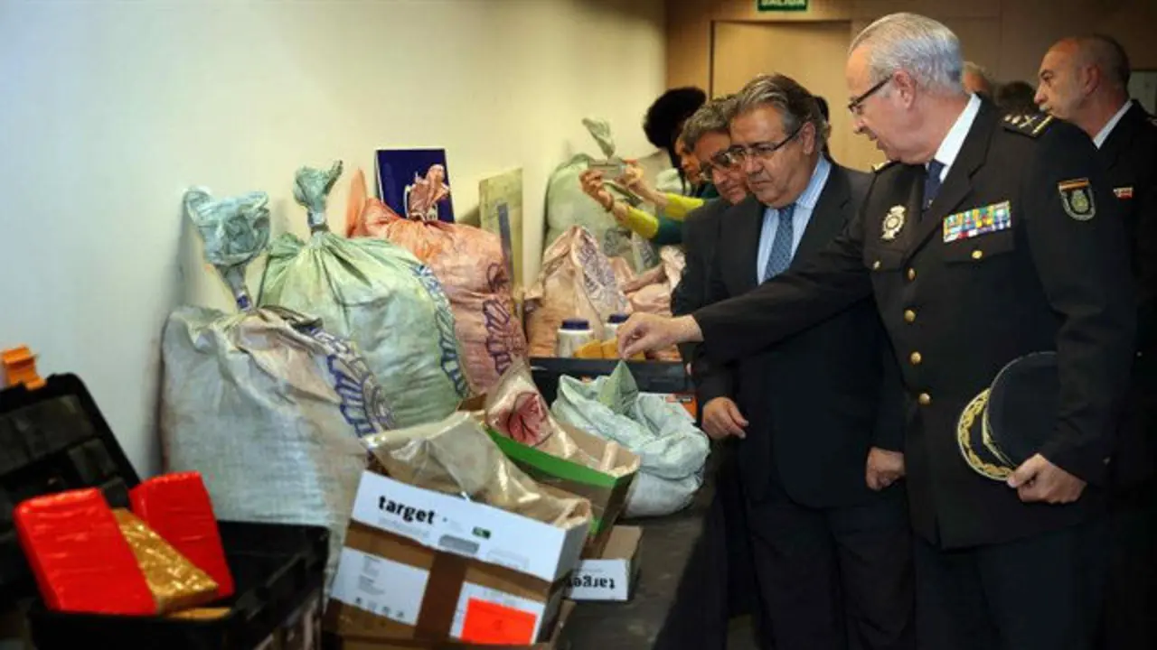 Juan Ignacio Zoido, en el complejo policial de la Verneda donde se ha informado sobre el alijo. TONI ALBIR (EFE)