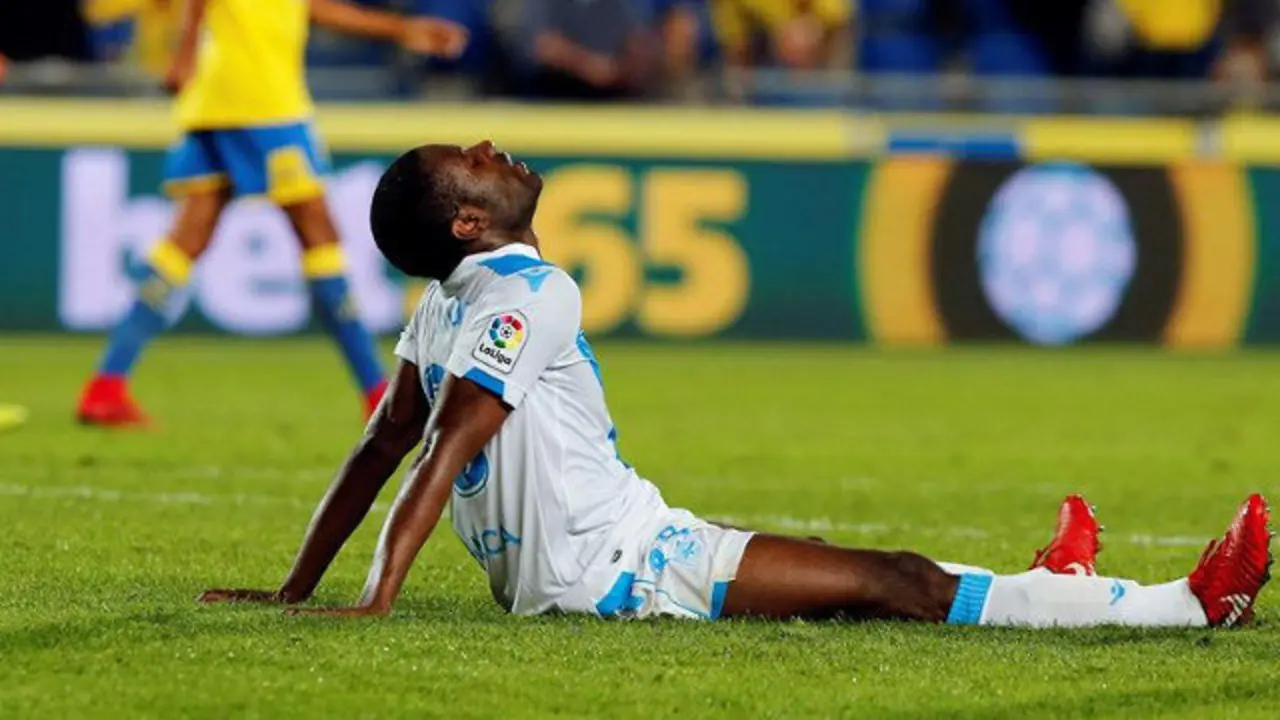 Aldo One se lamenta tras la eliminación del Dépor. QUIQUE CURBELO (EFE)