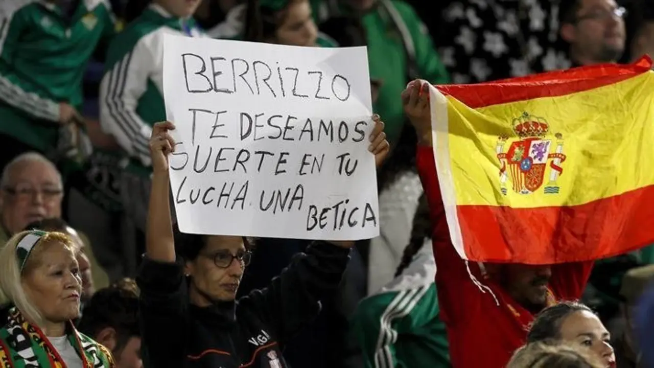 Ánimo a Berizzo desde la grada. JOSÉ MANUEL VIDAL (EFE)