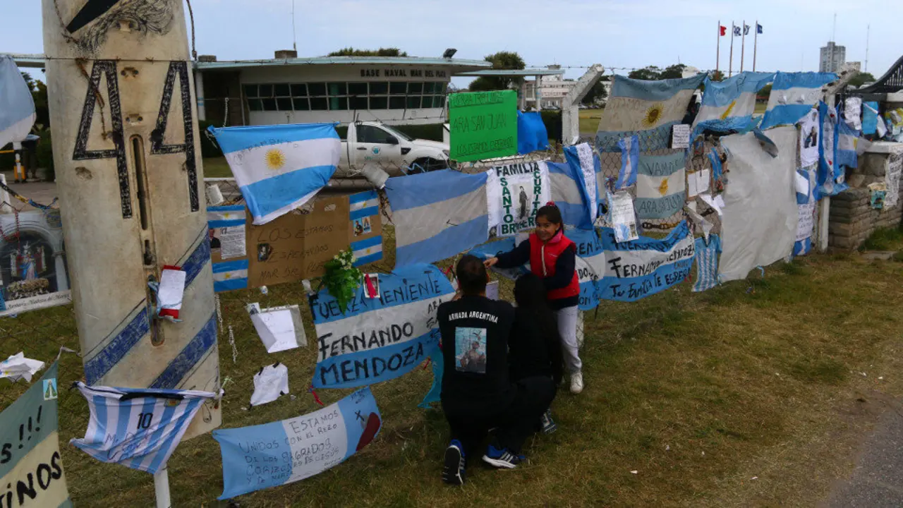 Varias personas visitan el lugar de homenaje a los 44 tripulantes del submarino desaparecido. MAURICIO ARDUIN (EFE)