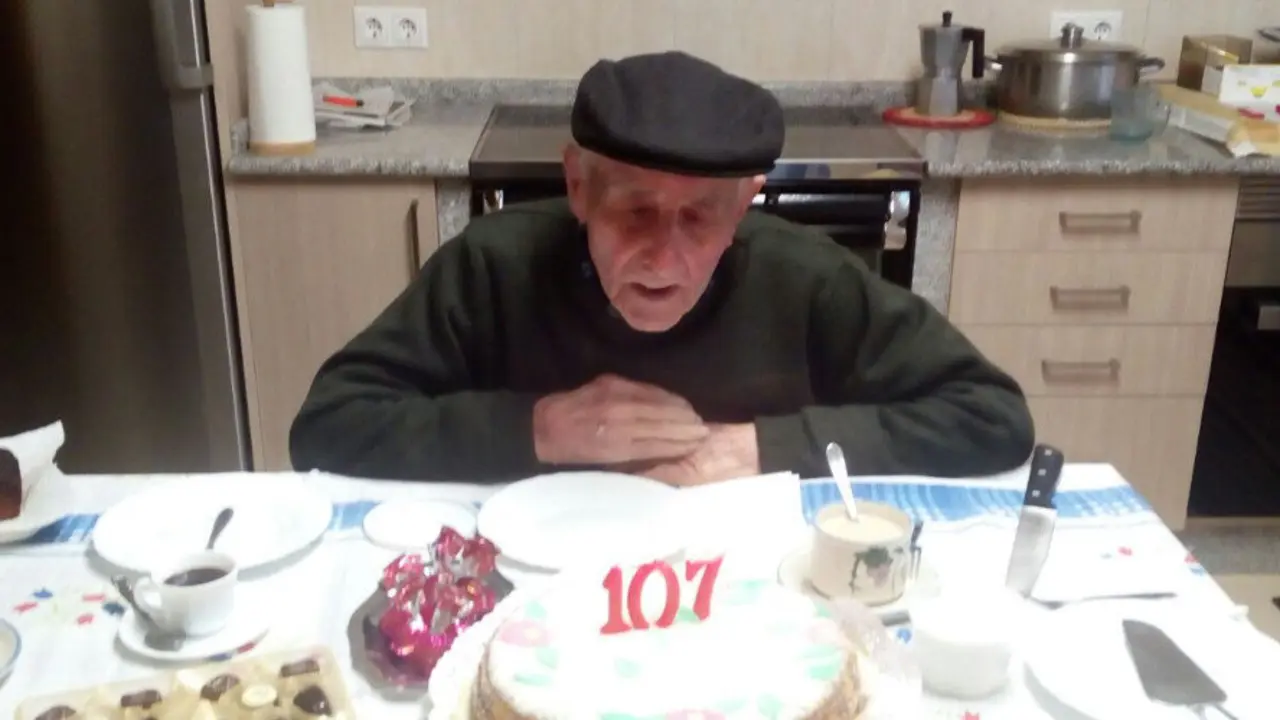 Francisco Lestegás, con su tarta de cumpleaños. AMA