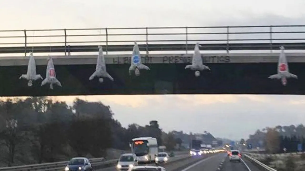 Seis de los muñecos colgados en el puente sobre la autovía C-17. LASEXTA