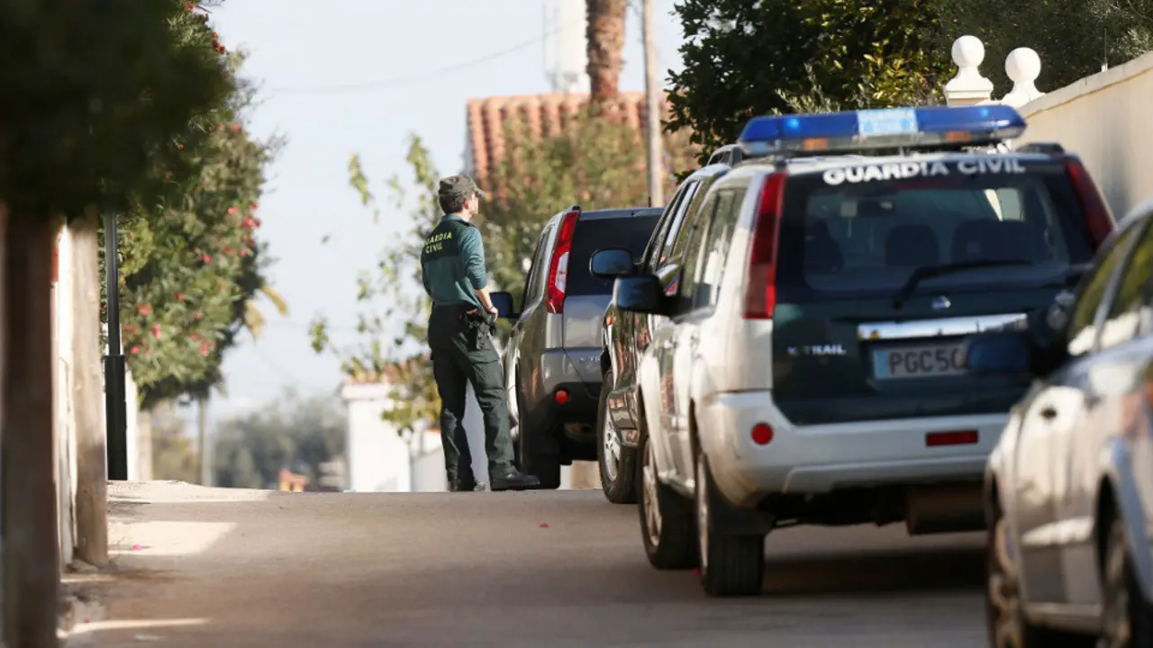 Efectivos de la Guardia Civil, en localidad castellonense de Vinaròs, donde se produjo recientemente otro crimen de violencia machista. ÁNGEL SÁNCHEZ (EFE)