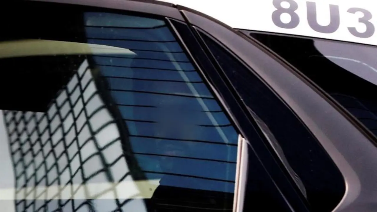 El coche de la Policía que conduce a dos de los cinco miembros de La Manada. VILLAR LÓPEZ (EFE)