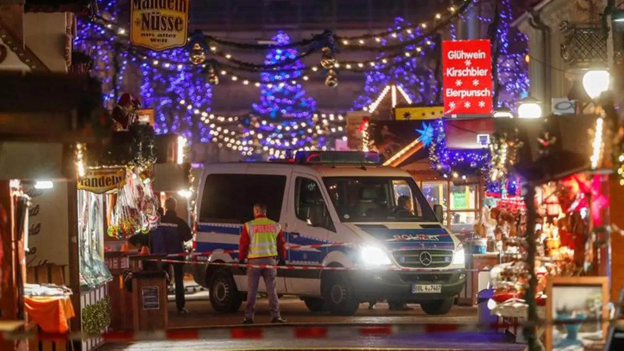 Los agentes, en el mercado navideño. FELIPE TRUEBA (EFE)
