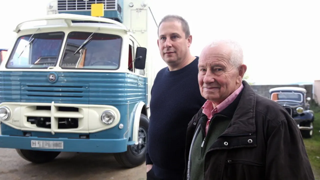 José Fernández (derecha), frente a un camión histórico restaurado por su hijo Modesto (izquierda).J.VÁZQUEZ