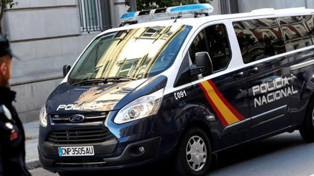 Un furgón policial, a las puertas del Supremo (EFE)