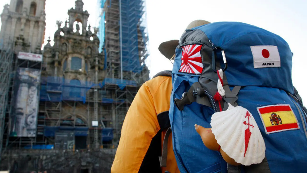 Un peregrino a su llegada a la catedral de Santiago. PEPE FERRÍN (AGN)