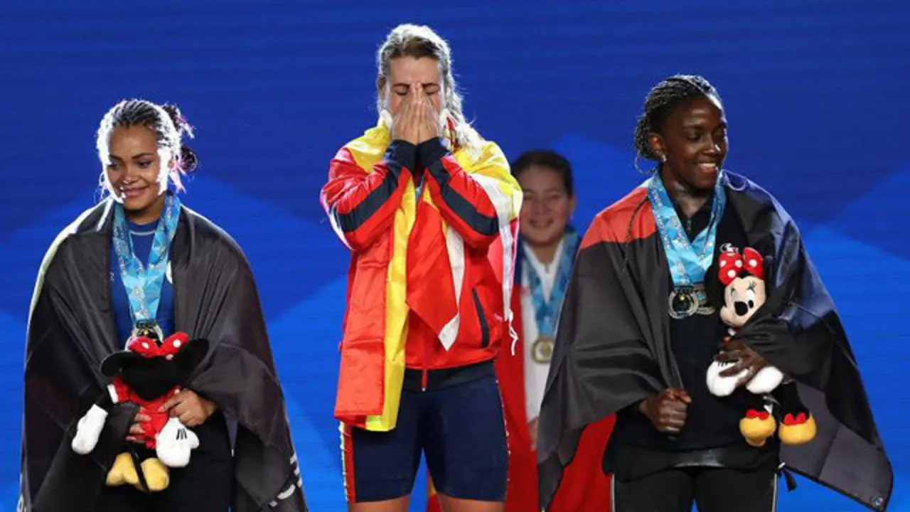 Valent&iacute;n, en el podio. MIKE NELSON (EFE)