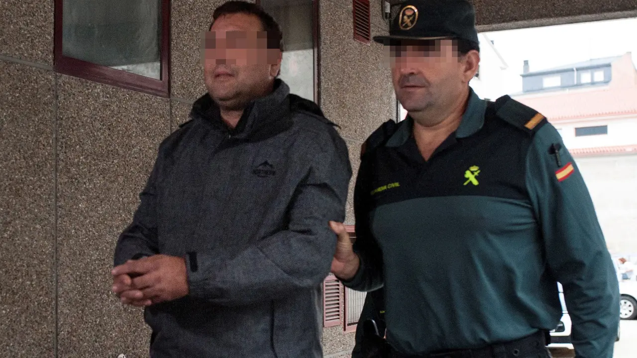 El acusado del incendio en Os Blancos, antes de entrar al juzgado. BRAIS LORENZO