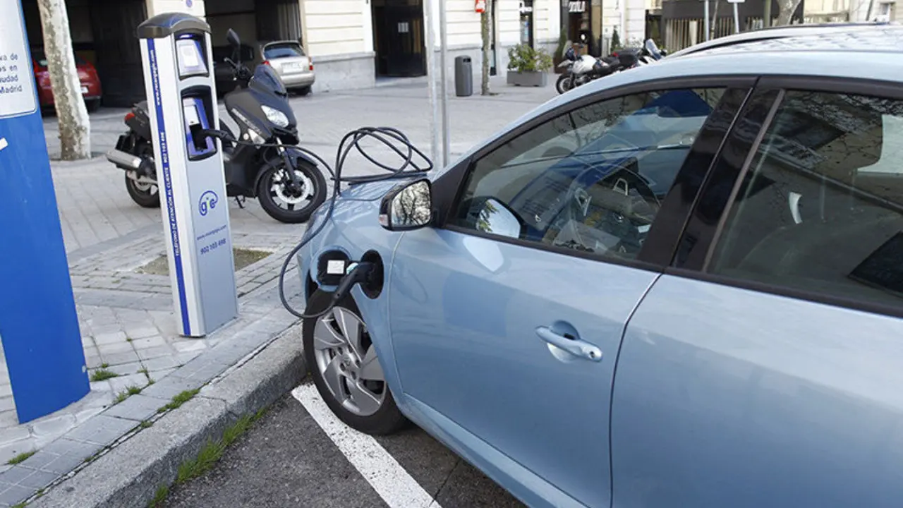 Recarga de coches eléctricos. AEP