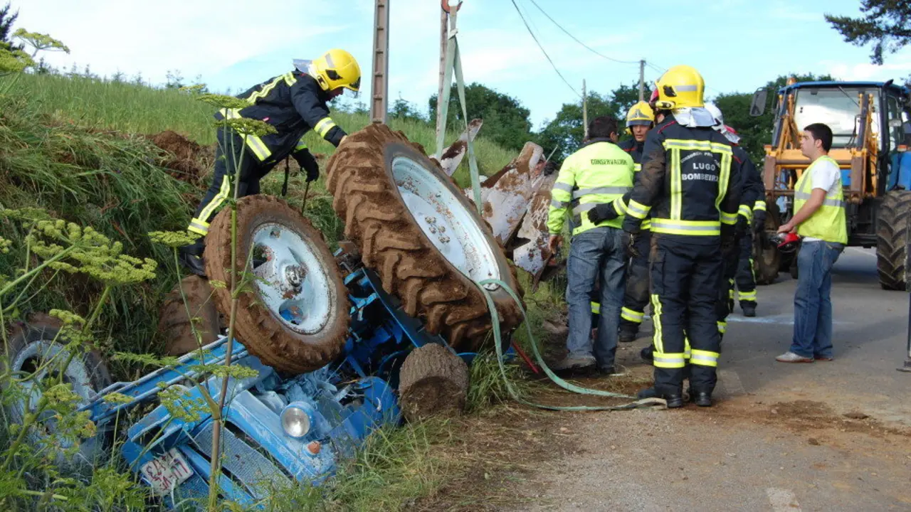 Tractor accidentado. CRISTINA ARIAS (AEP)