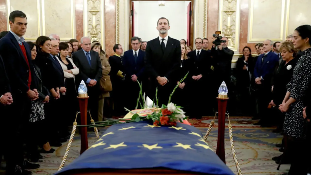 El Rey ante el féretro de Manuel Marín en el Congreso.JAVIER LIZÓN (Efe)