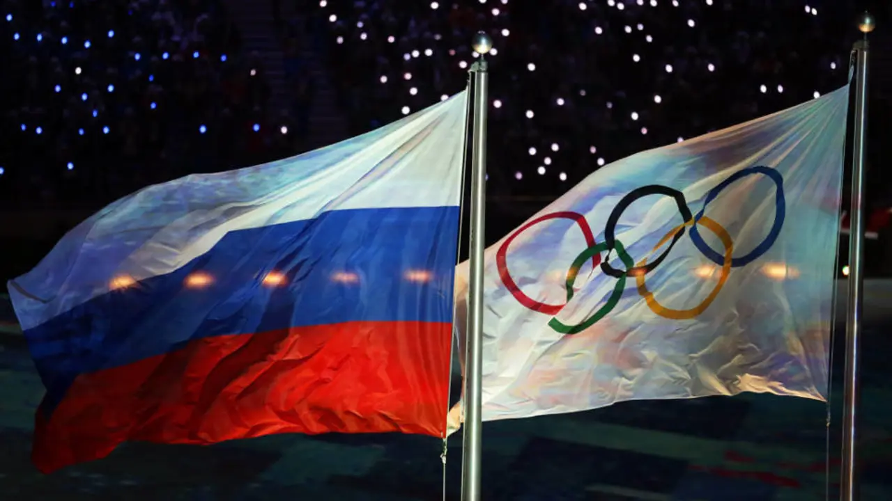 La bandera rusa ondea junto a la olímpica.EFE