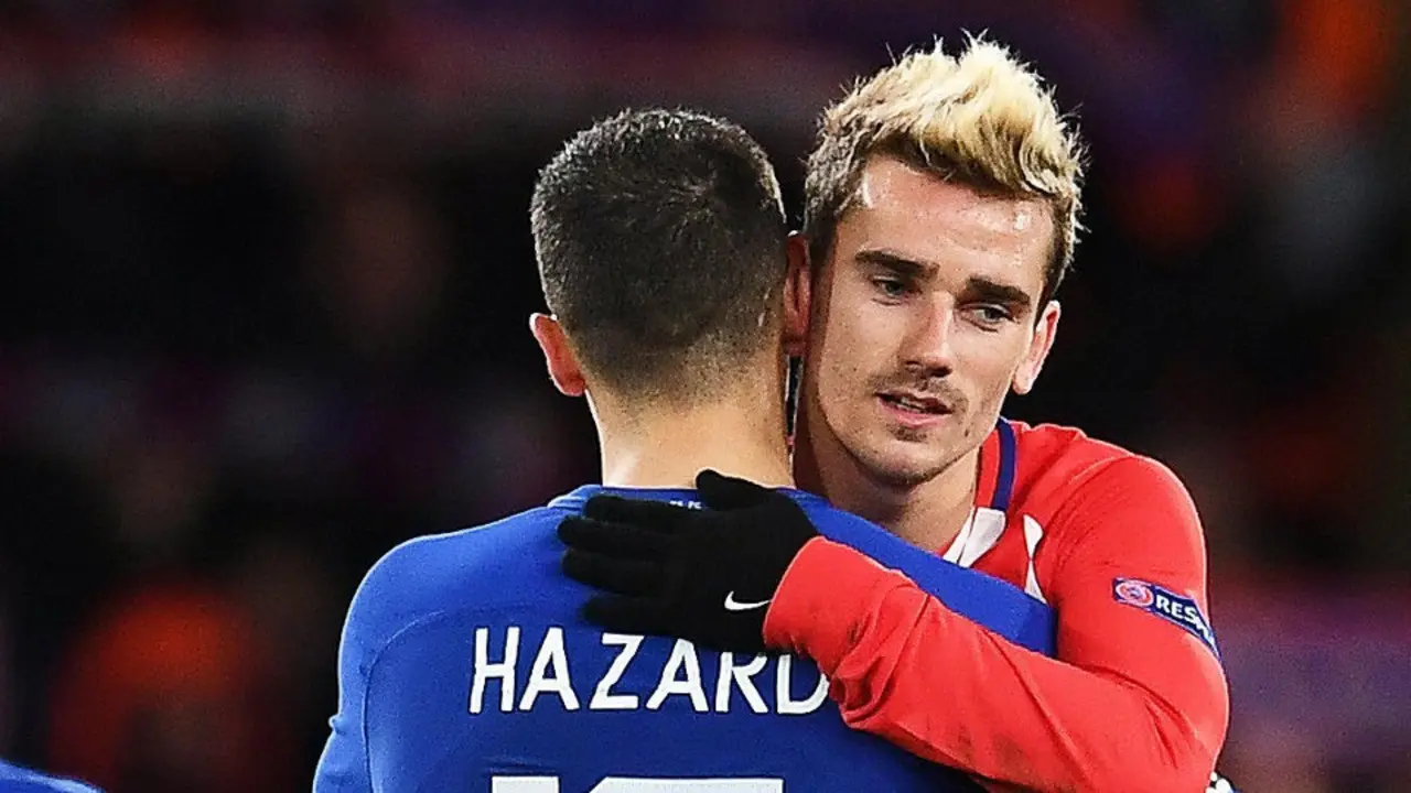 Grizmann abraza a Hazard tras el choque.ANDY RAIN