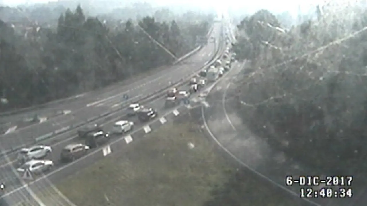 Atascos en la A-55 en la operación salida del puente de la Constitución. DGT