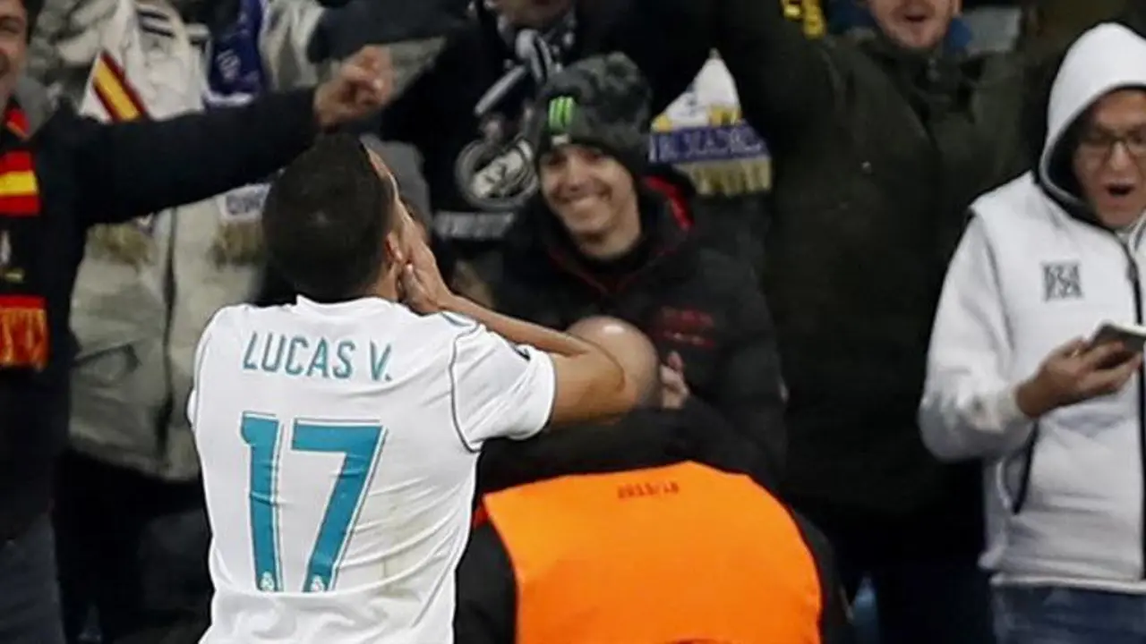 Lucas Vázquez, ante la afición. JAVIER LIZÓN (EFE)