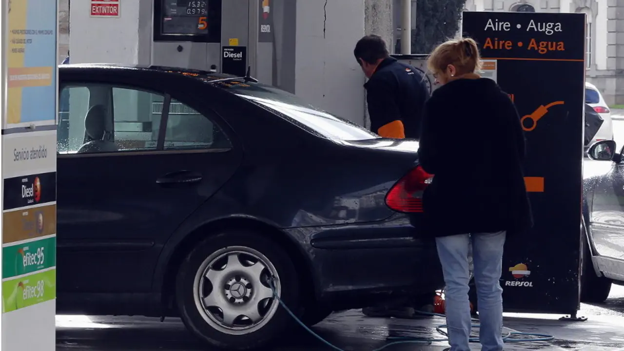 Una conductora reposta en una gasolinera. EP