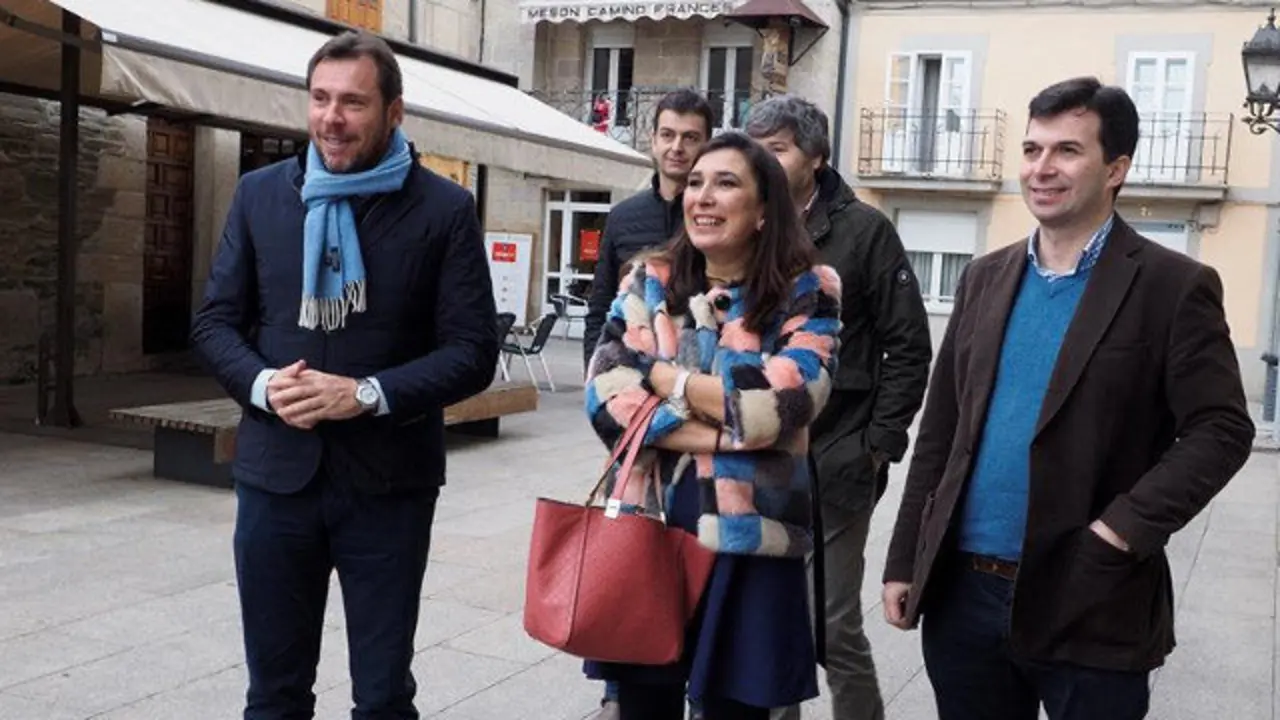 Óscar Puente, a la izquierda, con la alcaldesa de Sarria, Pilar López, y el secretario xeral del PSdeG, Gonzalo Caballero. ELISEO TRIGO (EFE)
