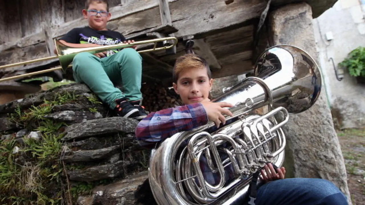 Brais e Xairo López, a xeración máis nova de músicos de Pena. J. VÁZQUEZ