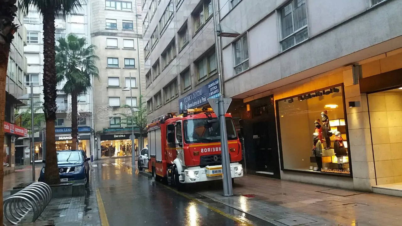 Efectivos del Parque de Bomberos de Pontevedra, este viernes en el centro. VÍCTOR MÉNDEZ