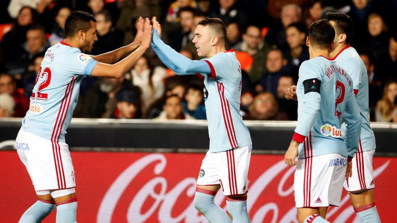 Iago Aspas celebra el primer gol de su equipo ante el Valencia. KAI FOSTERLING (EFE)