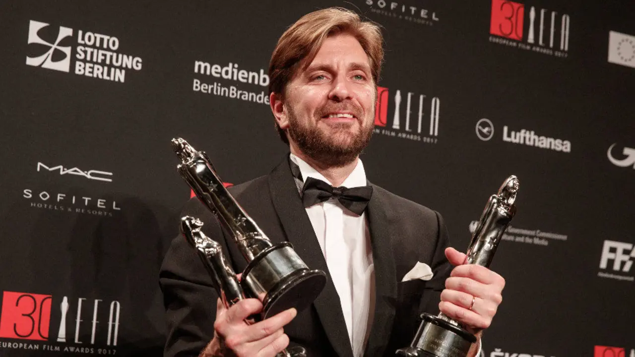 El director de cine sueco Ruben Ostlund posa con los tres premios de la pel&iacute;cula 'The Square'. EFE